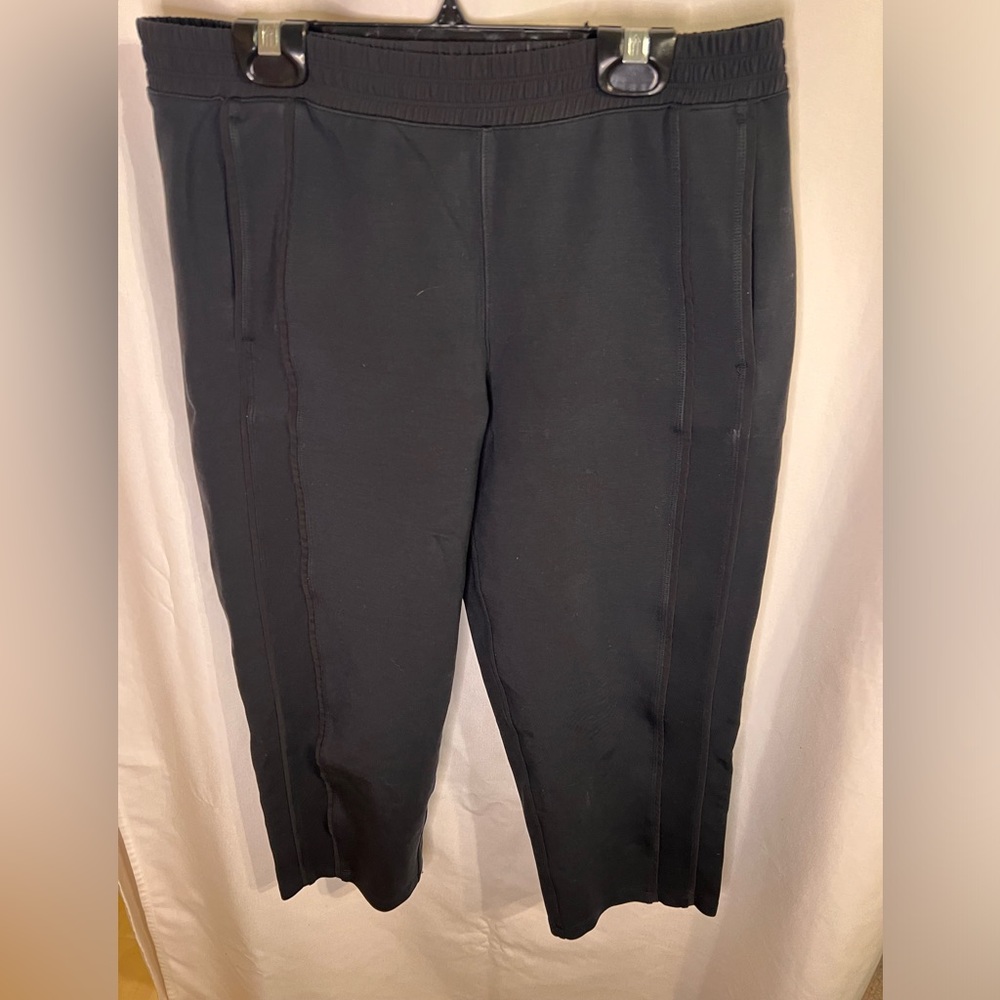 Lululemon Light Strides Crop *23"
Black Size 6